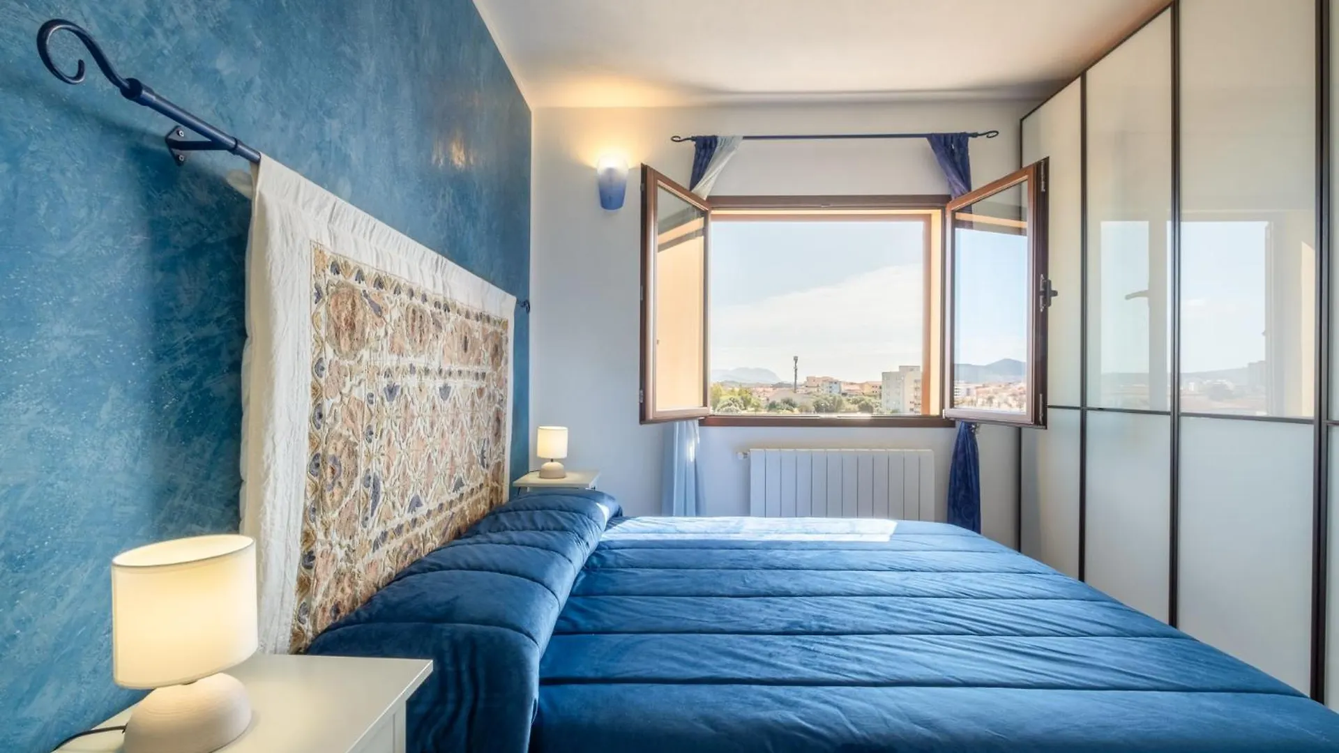 Elegante Appartamento Vista Mare contacts